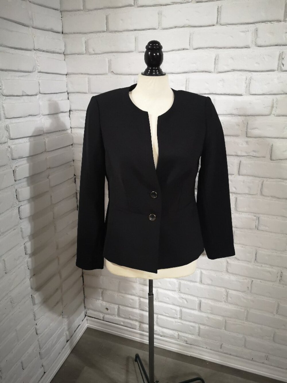Laura Petite Woman's Size 8P Black Lined 2 Button Closure V-neck Blazer